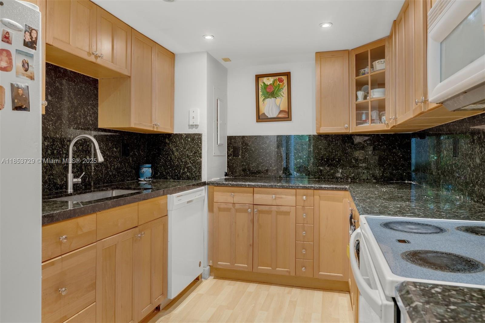 TOWERS OF QUAYSIDE CONDO - Residential