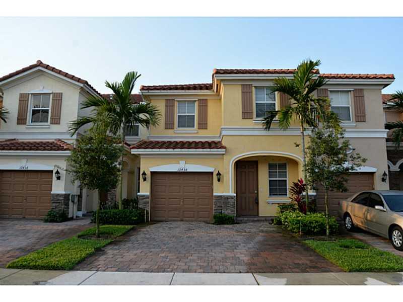 4 Bed/3 Bath/1 Car Garage Topaz Model in Emerald Creek Plantation. Great Location next to A-Rated Schools and minutes Sawgrass MillsMallandSawgrass Expressway. This townhouse features tiled floors throughout downstairs living areas and carpet upstairs. Lo aded with upgrades,woodcabinets, granite counter tops, stainless steel appliances and much more. Gated community that features a clubhouse with a community room and pool.