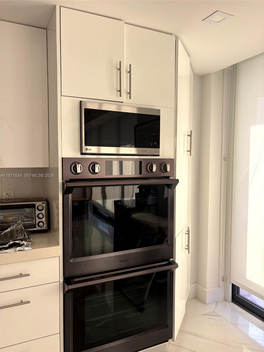 BEAUTIFUL UPGRADED UNIT IN VERY DESIRABLE AND CLASSY TURNBERRY ISLE SOUTH TOWER. A CLASSIC. RARELY AVAILABLE. THIS CORNER UNIT HAS A BEAUTIFUL VIEW OF THE GOLF COURSE AND THE WATER, INTRACOASTAL, AND THE OCEAN. VERY NICE PORCELAIN FLOORS. LARGE CLOSETS. REMODELED OPEN KITCHEN. BEAUTIFUL BATHROOMS. TOO MANY UPDATES TO MENTION. YPOU WILL NOT BE DISAPPOINTED. LOTS OF AMMENITIES IN THE BUILDING WITH GYM, SPA, TENNIS COURTS AND MUCH MORE. EASY TO SHOW. PLEASE CALL LISTING AGENT FOR SHOWING INSTRUCTIONS.