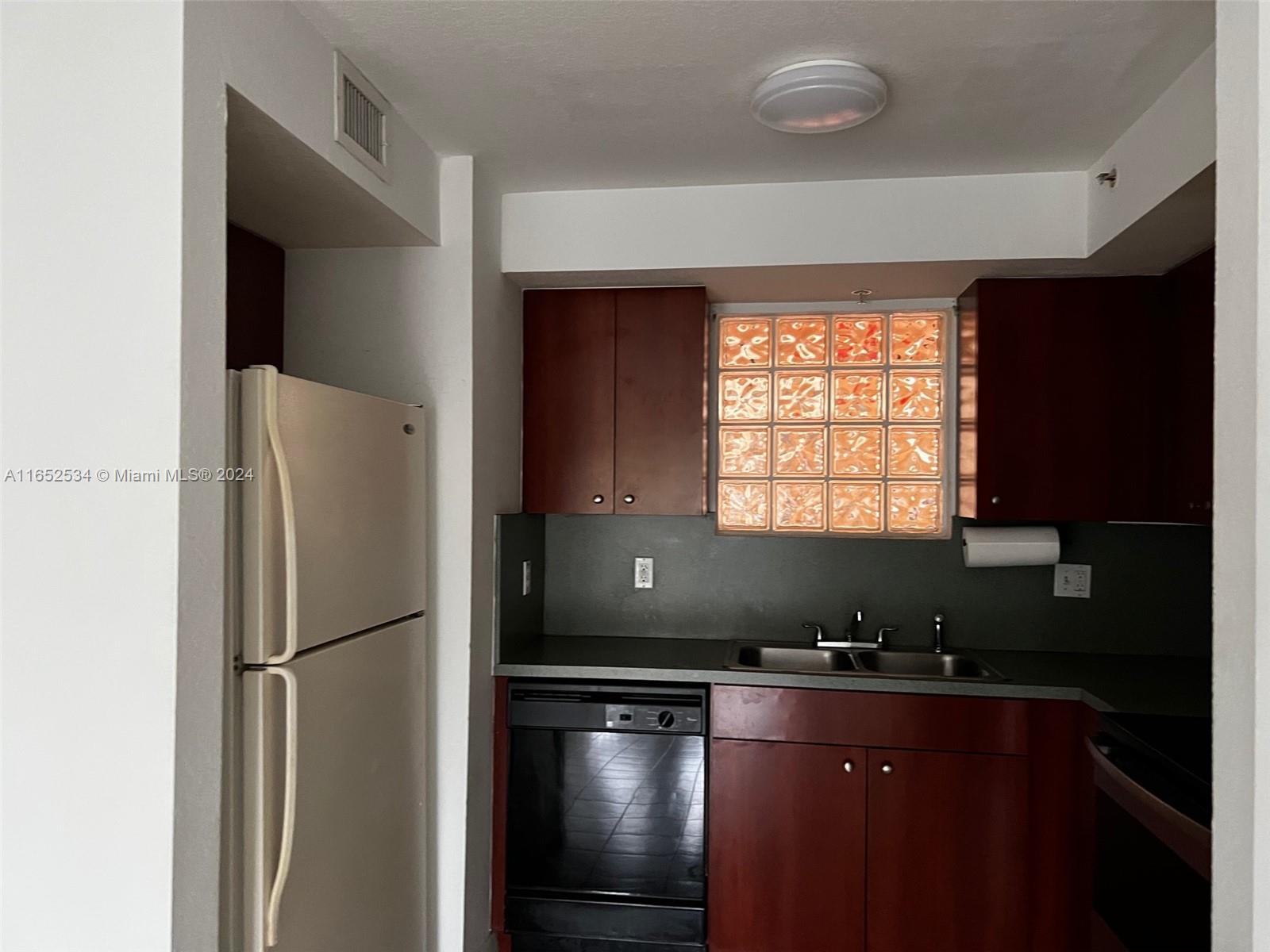 PALM VILLAS OF HIALEAH CO - Residential Lease