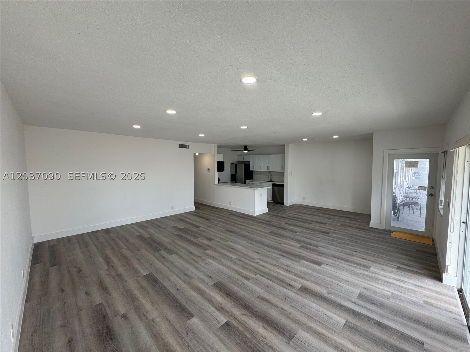Beautiful and completely renovated 2-bedroom, 2-bathroom apartment, featuring a brand-new kitchen, updated
bathrooms, new flooring, fresh paint, and more. The spacious living and dining area provides a great space for
relaxation and entertainment. Located in the center of the COASTAL GARDEN complex, this unit is one of the few
that offers a private balcony with a spectacular garden view. Just steps away from the pool, it’s perfect for
enjoying warm days. This gated residential community is surrounded by a neighborhood of multi-million-dollar
waterfront homes, offering a beautiful and secure place to live. Conveniently located just a few blocks from the
beach in Hallandale Beach, this apartment combines comfort, charm, and an unbeatable location. +55 | CASH
ONLY