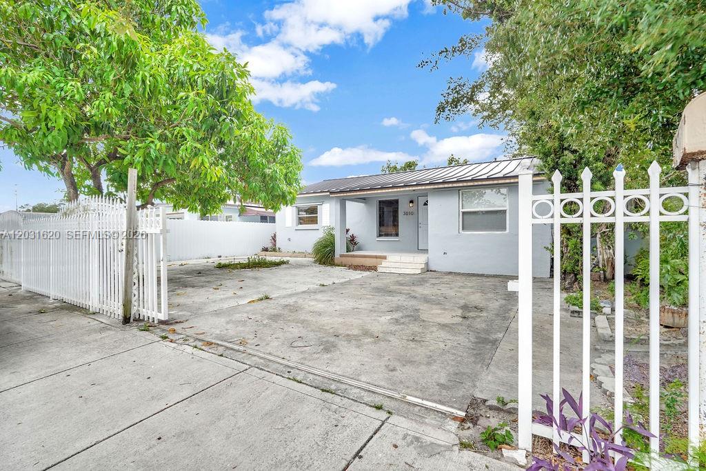Cozy and well-maintenance EFFICIENCY IN HIALEAH WEST WITH PRIVATE ENTRACE. AVAILABLE Immediately. ELECTRICITY AND WATER INCLUDED. Centrally located near Miami-Dade, Hialeah, and I-95, you'll have quick access to everything the city has to offer. Don’t miss this opportunity—schedule your viewing today!