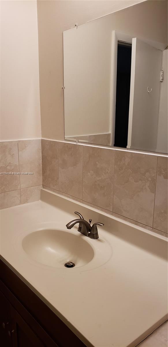 SPANISH TRACE - Residential Lease