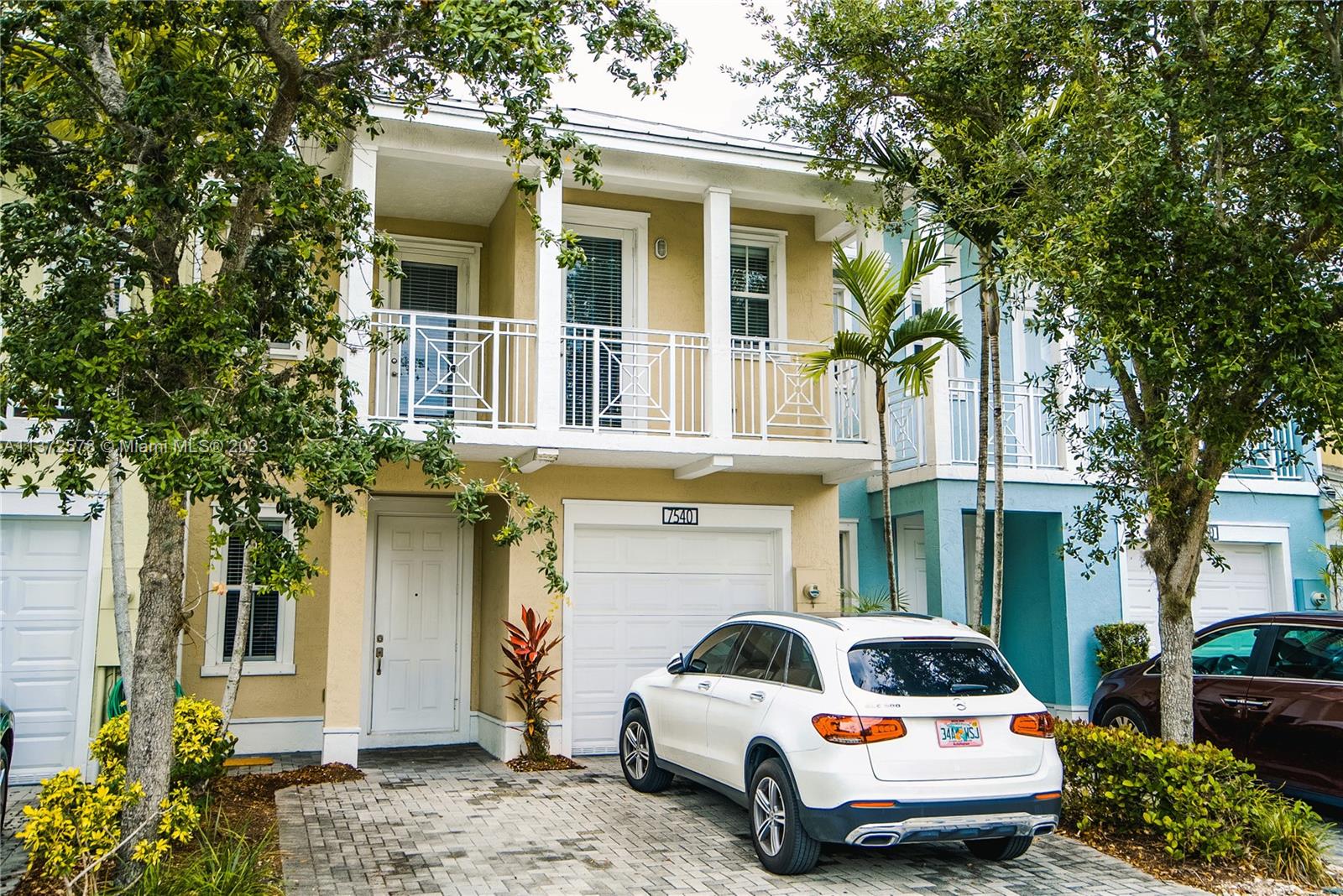 Townhouse in Doral with 3 bedrooms, 2.5 baths, located on a cul-de-sac with lake views. Safe & Small community with private security, swimming pool, gym, children's park, etc. Seconds away from the Turnpike and with easy access to local shopping centers. Property has garage space with 2 parking spaces out front. Balconies on both the front & back of the home. Inside, the style very contemporary with a cozy and comfortable feel while having plenty of space. Sunlight is abundant in the home during the day and the feeling of safety at night with the home nestled on the cul-de-sac. For added measure, the community is gated with active security.
