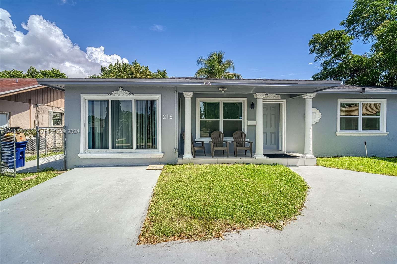 AMAZING 4/2 WATERFRONT HOUSE WITH OVER 22,000 SQFT LOT. BUY AND REPLAT TO BUILD TWO MORE HOUSES!!! AIRBNB, RENTED NON-STOP. GREAT INVESTMENT OPPORTUNITY! PERFECT LOCATION!