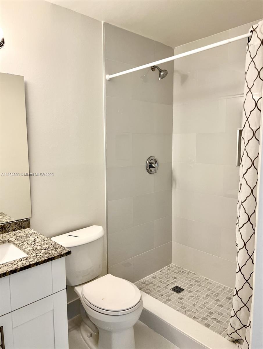 HOLLYWOOD LAKES COUNTRY C - Residential Lease