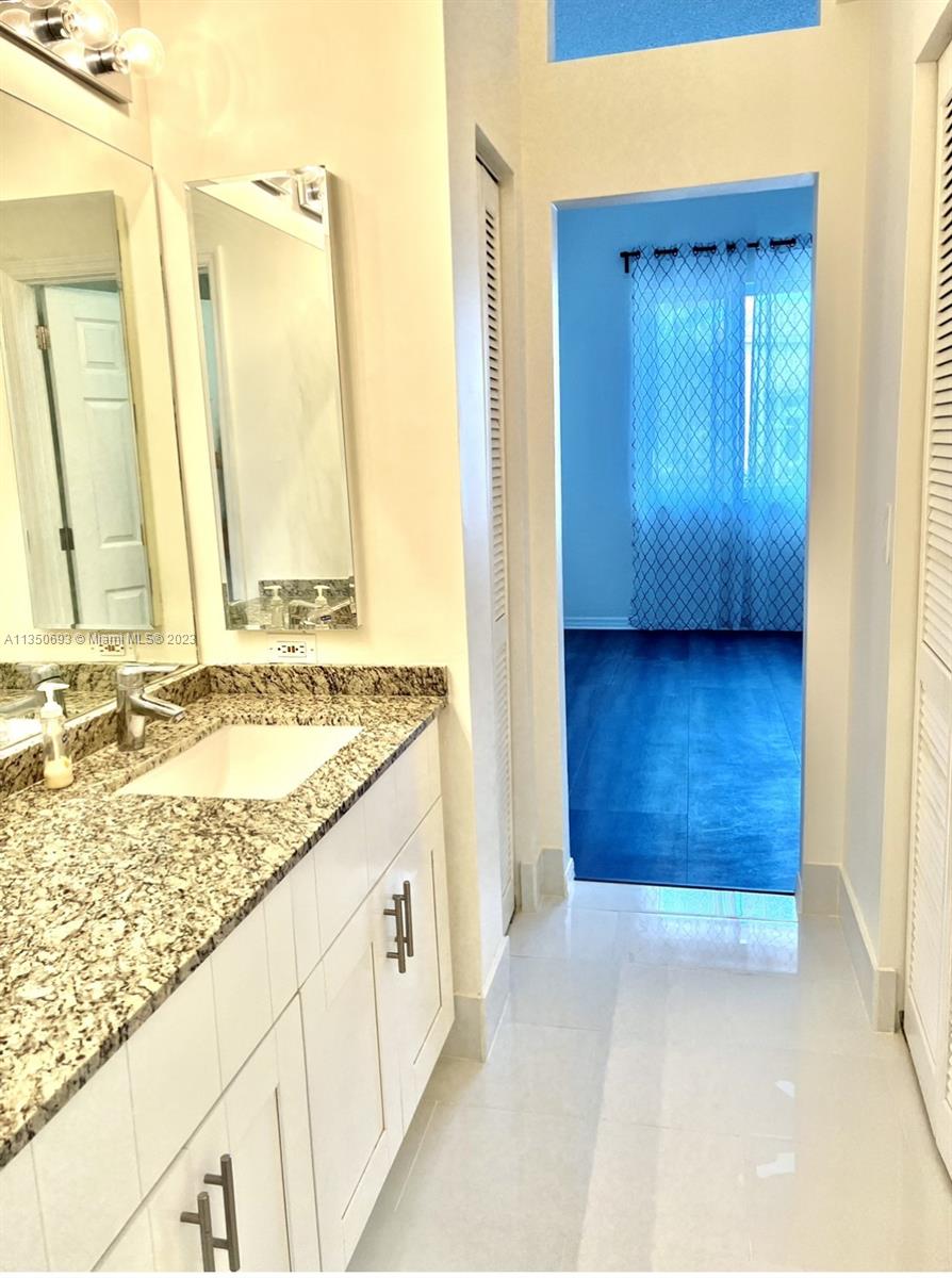 HOLLYWOOD LAKES COUNTRY C - Residential Lease