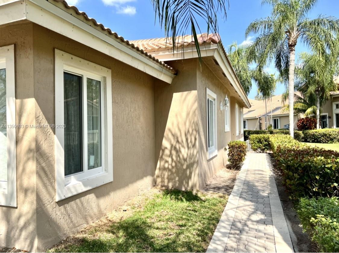 HOLLYWOOD LAKES COUNTRY C - Residential Lease