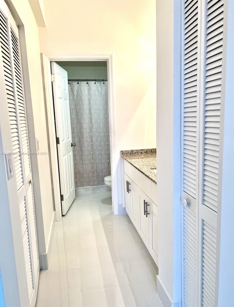HOLLYWOOD LAKES COUNTRY C - Residential Lease