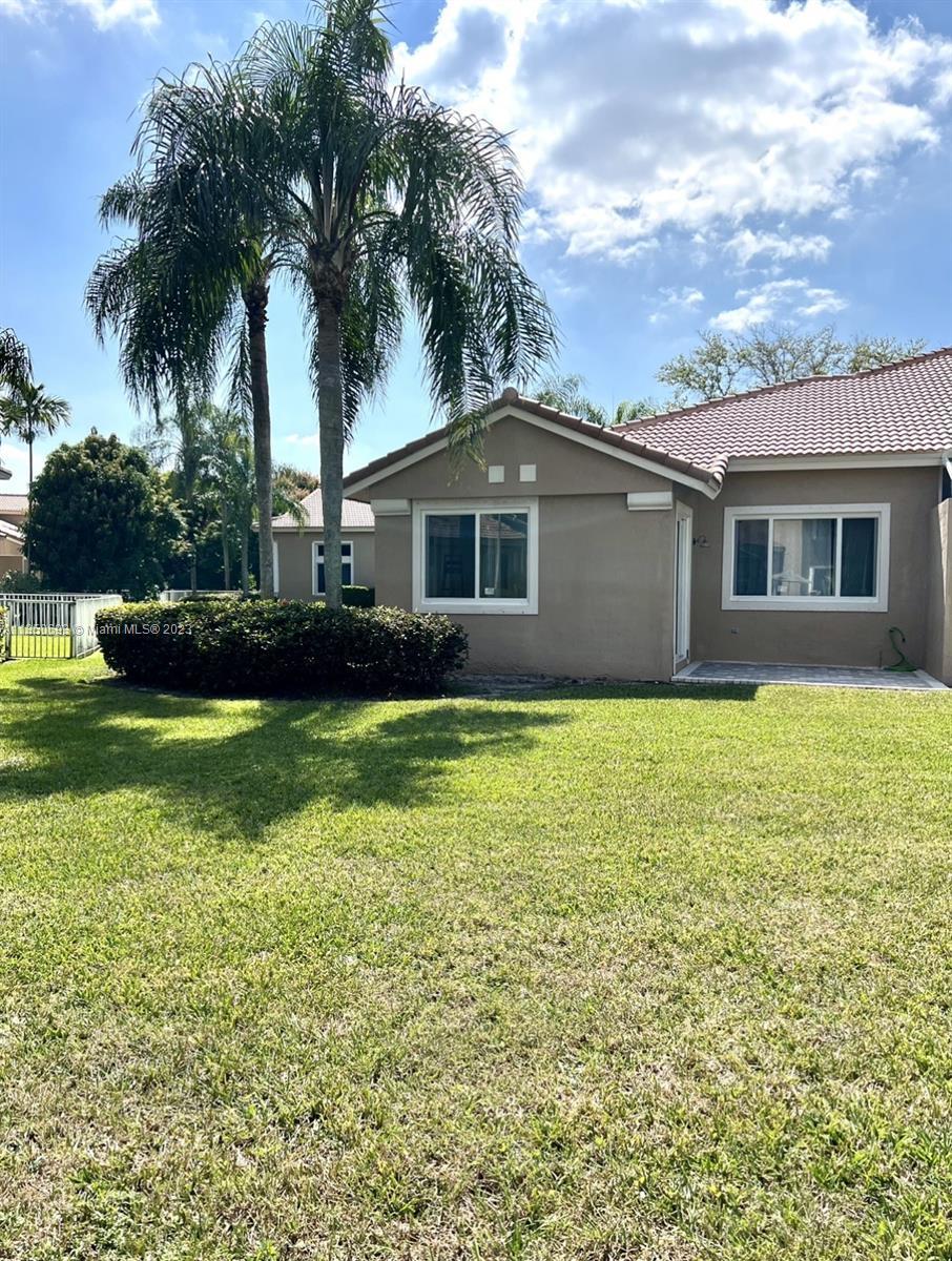 HOLLYWOOD LAKES COUNTRY C - Residential Lease