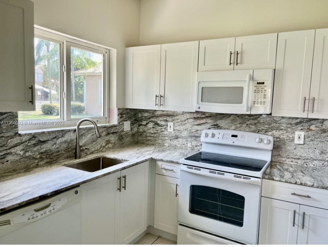 HOLLYWOOD LAKES COUNTRY C - Residential Lease