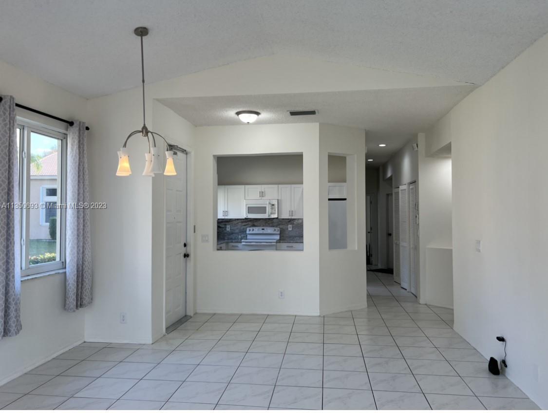 HOLLYWOOD LAKES COUNTRY C - Residential Lease