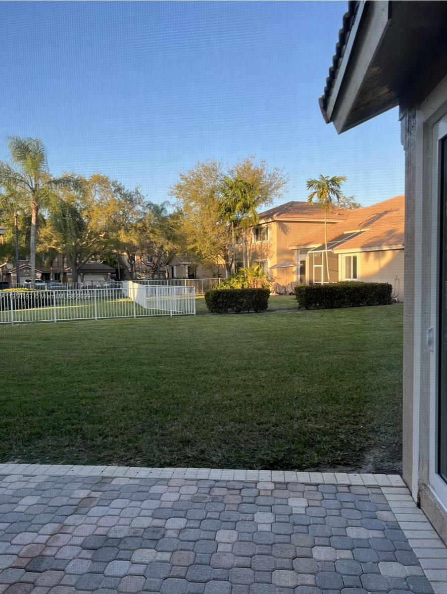 HOLLYWOOD LAKES COUNTRY C - Residential Lease