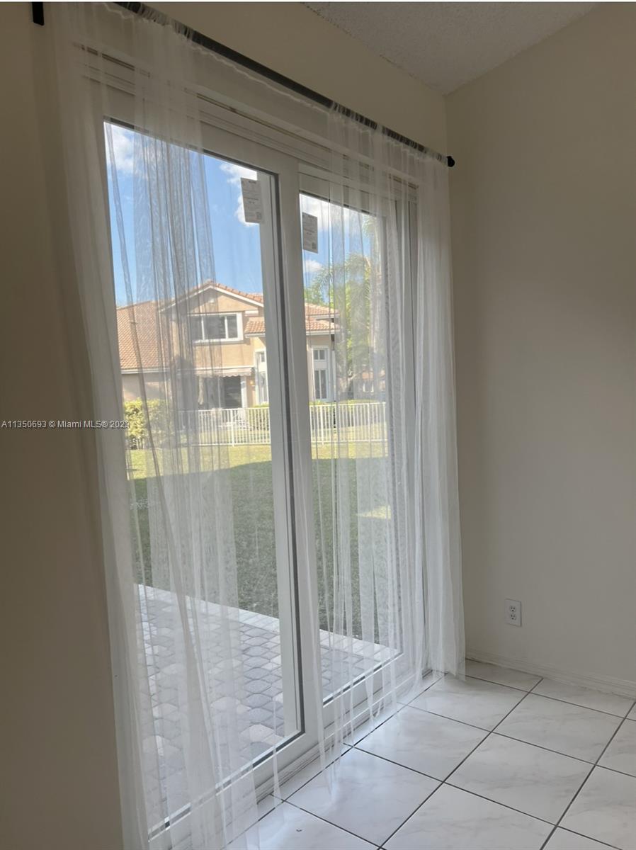 HOLLYWOOD LAKES COUNTRY C - Residential Lease
