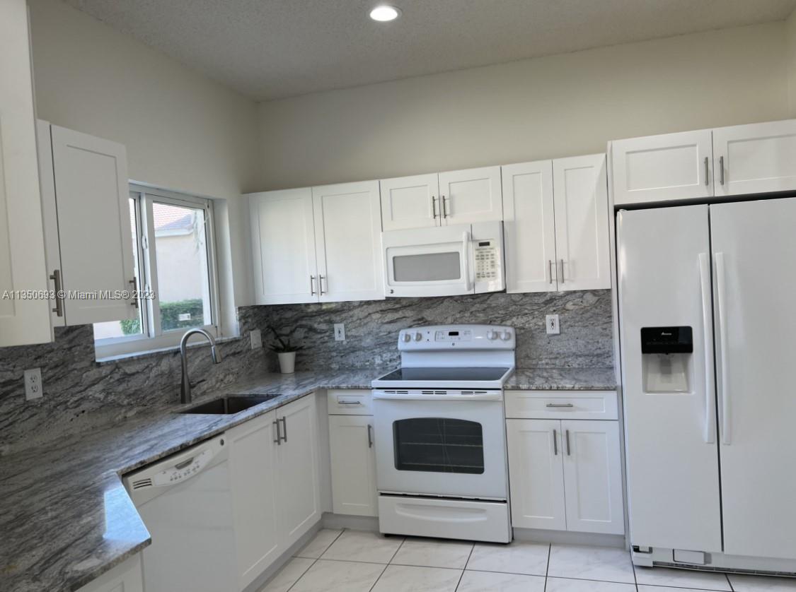 HOLLYWOOD LAKES COUNTRY C - Residential Lease