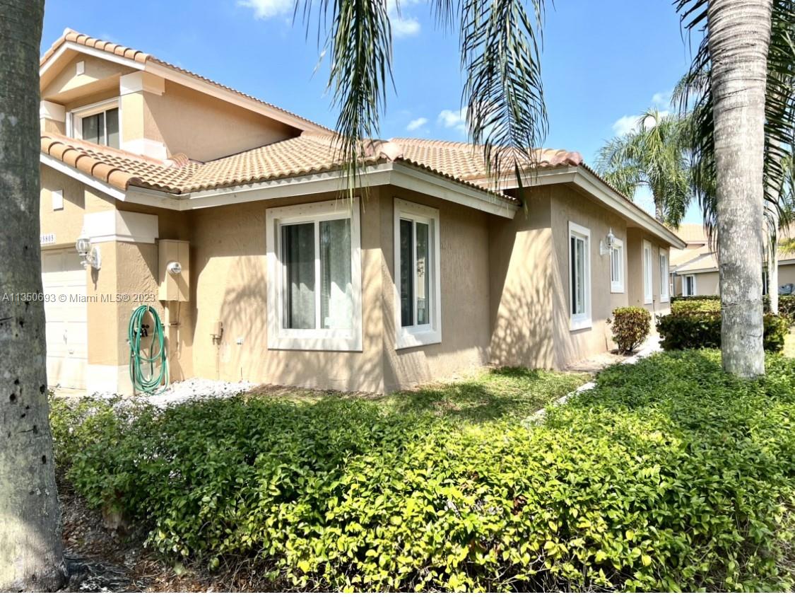 HOLLYWOOD LAKES COUNTRY C - Residential Lease