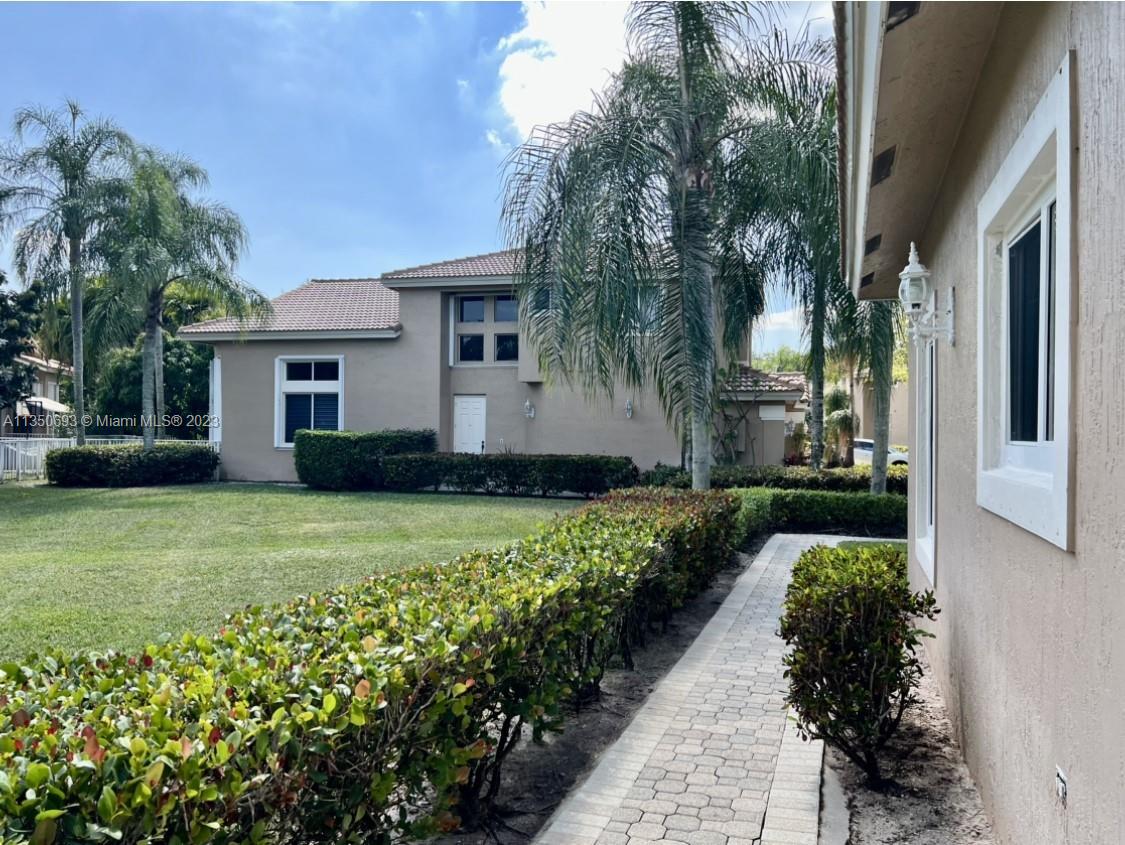 HOLLYWOOD LAKES COUNTRY C - Residential Lease