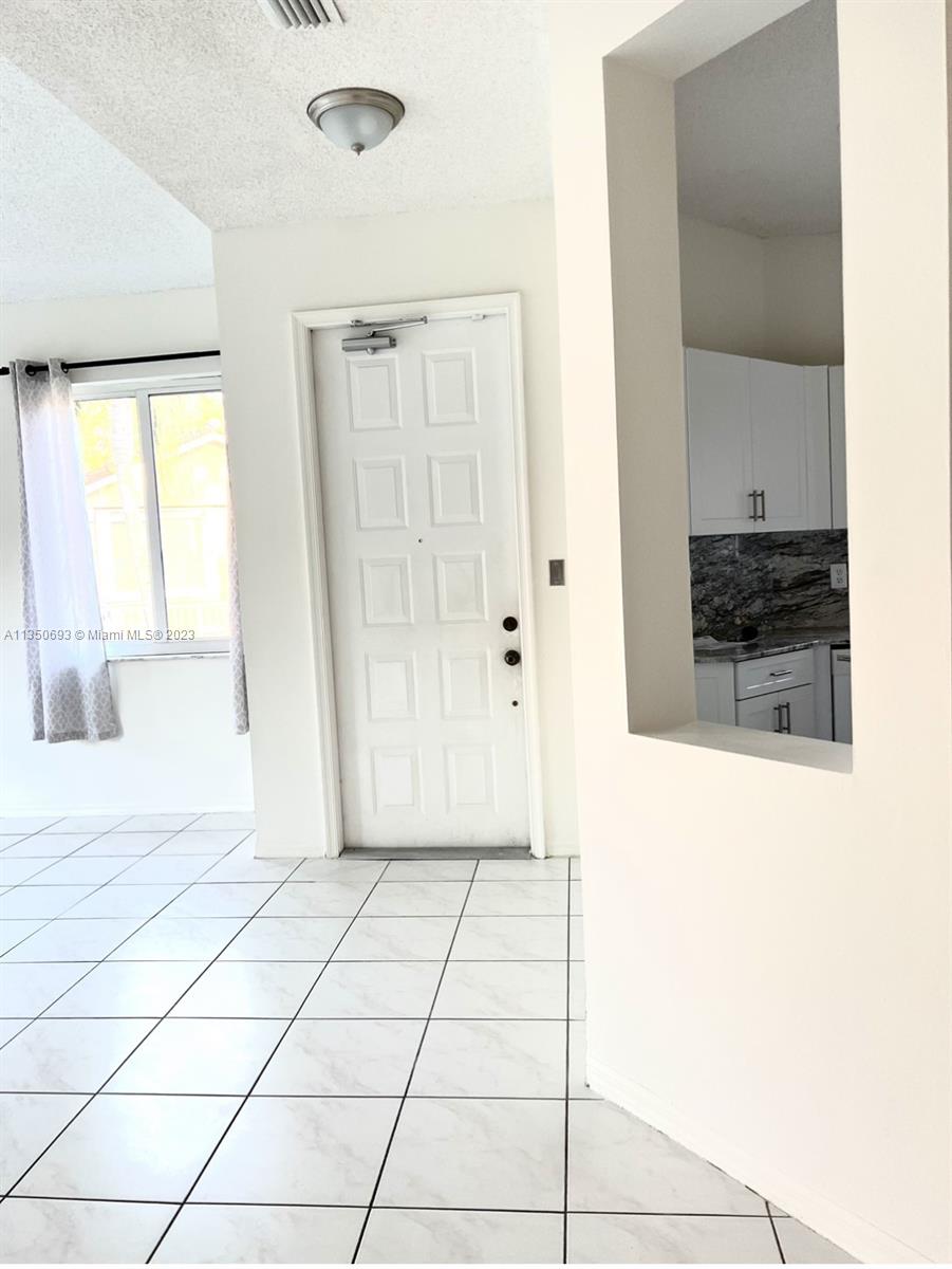 HOLLYWOOD LAKES COUNTRY C - Residential Lease