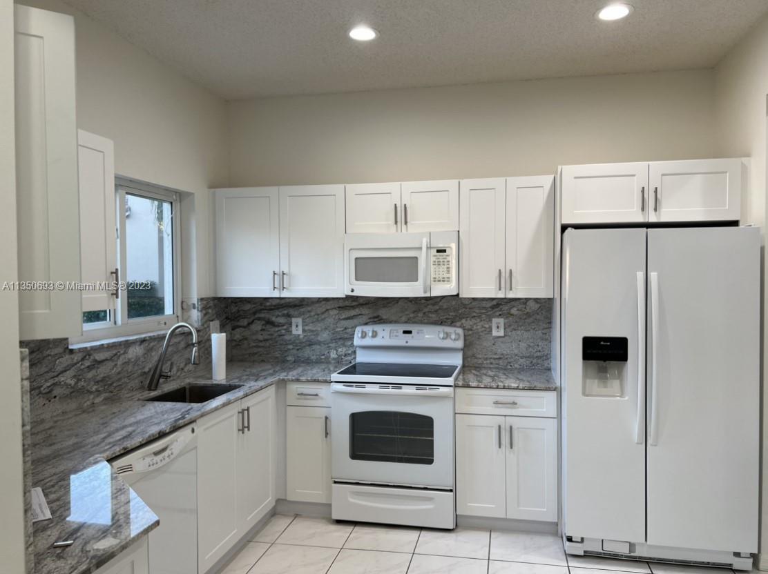 HOLLYWOOD LAKES COUNTRY C - Residential Lease