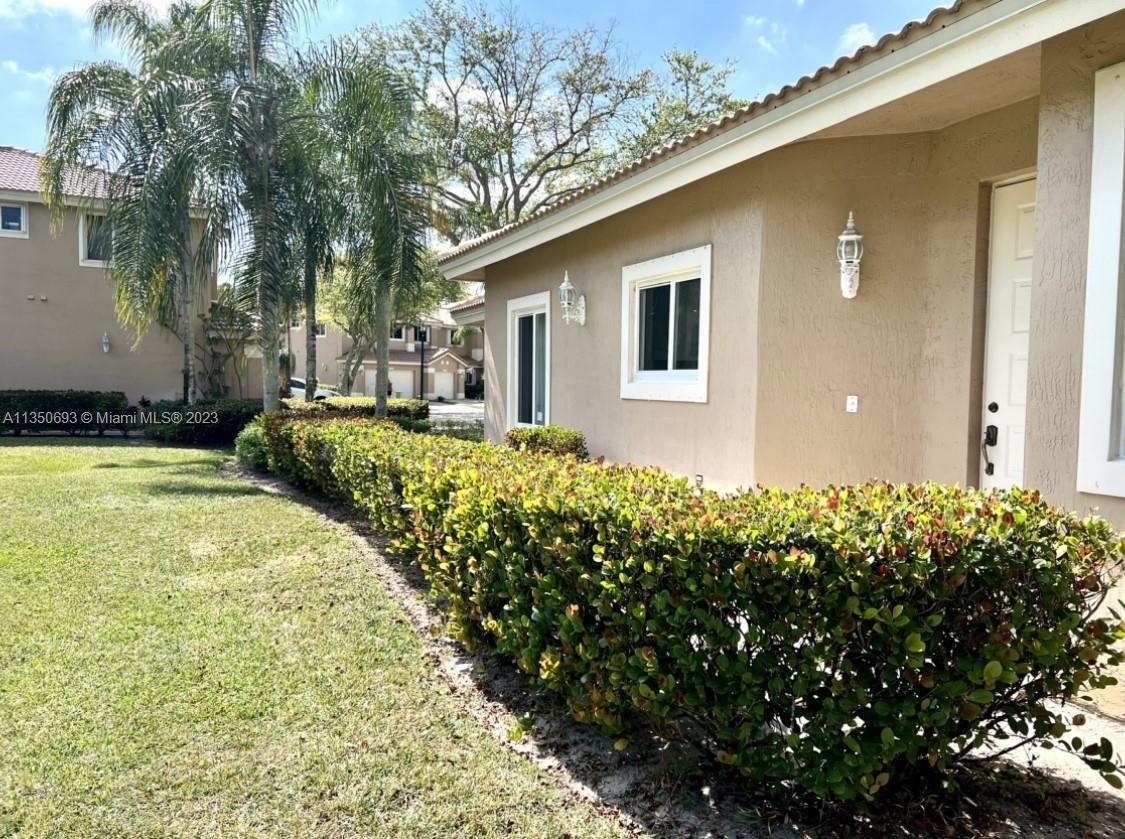 HOLLYWOOD LAKES COUNTRY C - Residential Lease