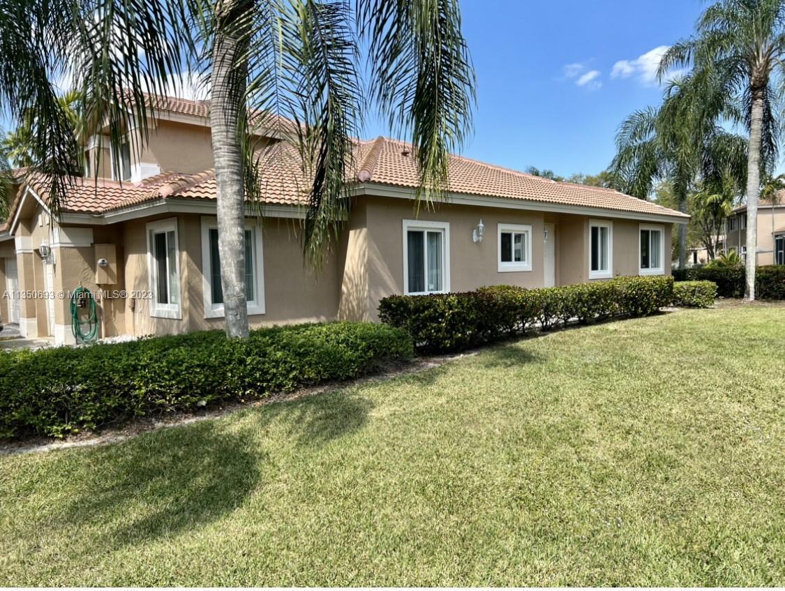 HOLLYWOOD LAKES COUNTRY C - Residential Lease