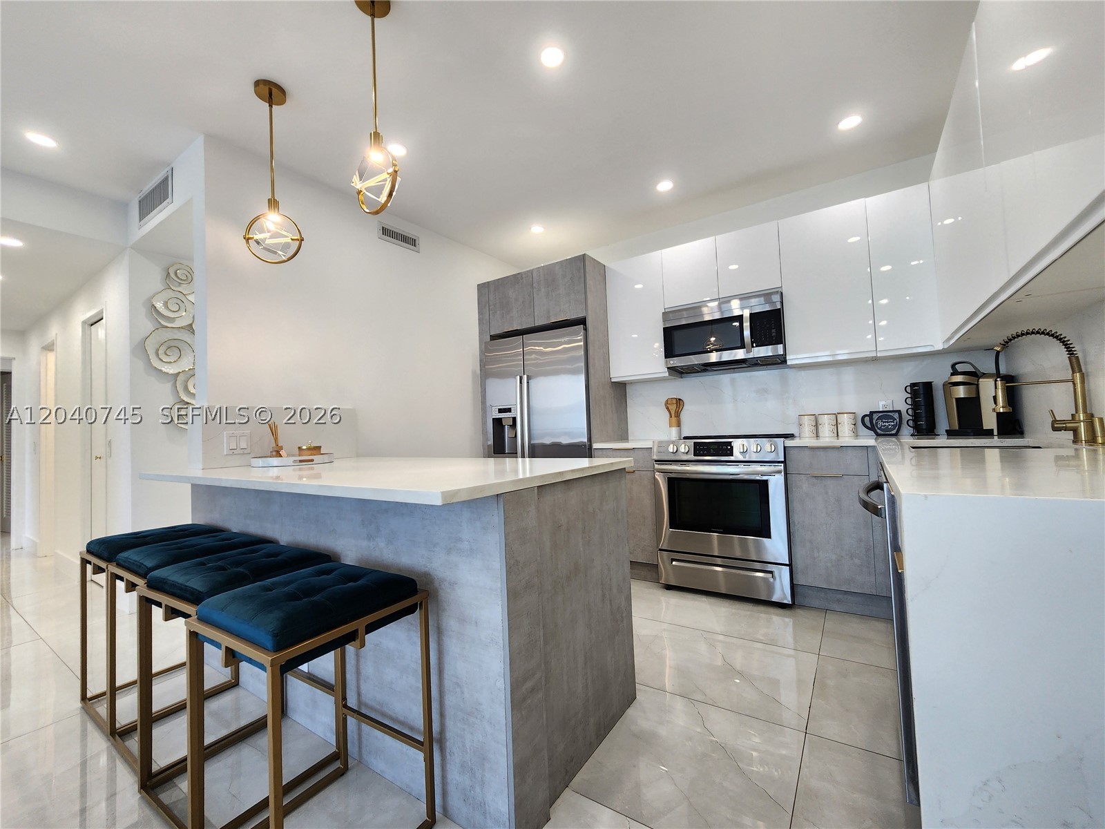 ALEXANDER TOWERS CONDO - Residential