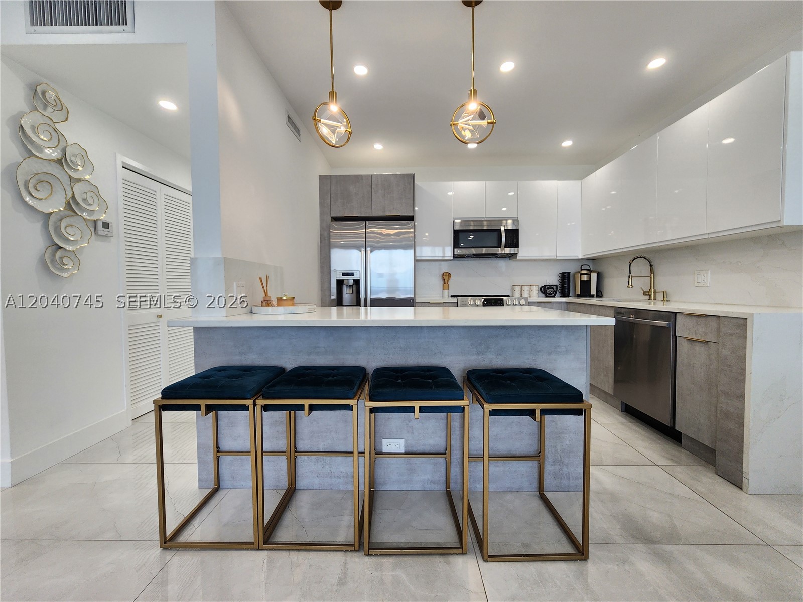 ALEXANDER TOWERS CONDO - Residential