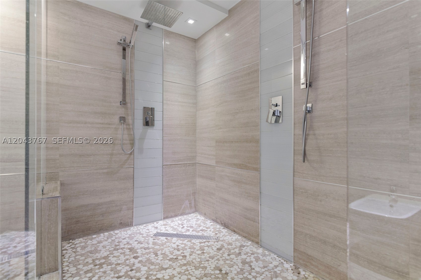 LE TRIANON CONDO - Residential Lease