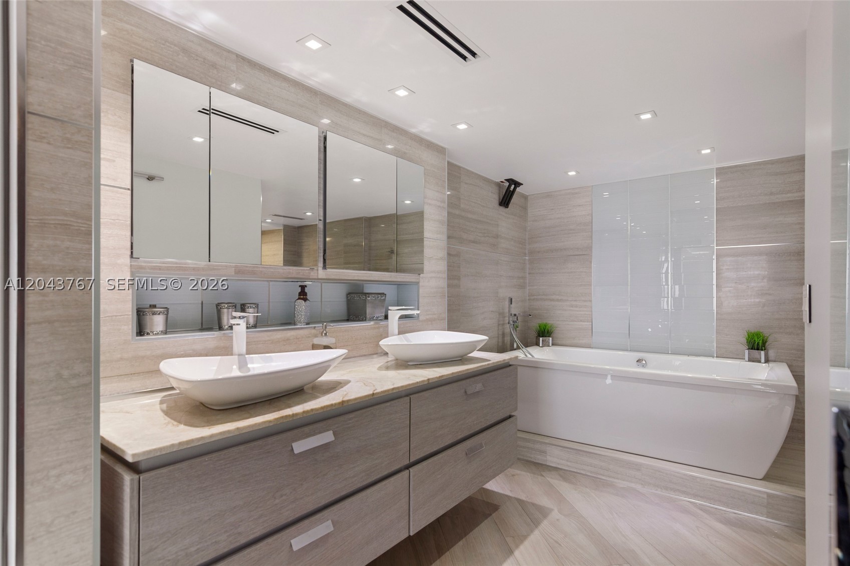 LE TRIANON CONDO - Residential Lease