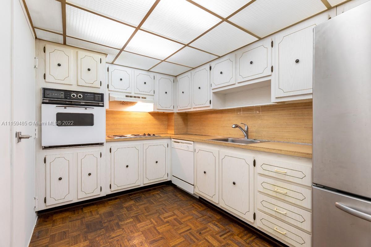 GABLES WATERWAY TOWERS CO - Residential