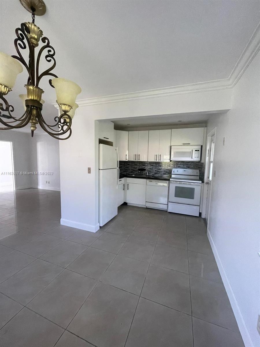 HOLLYWOOD LITTLE RANCHES - Residential Lease
