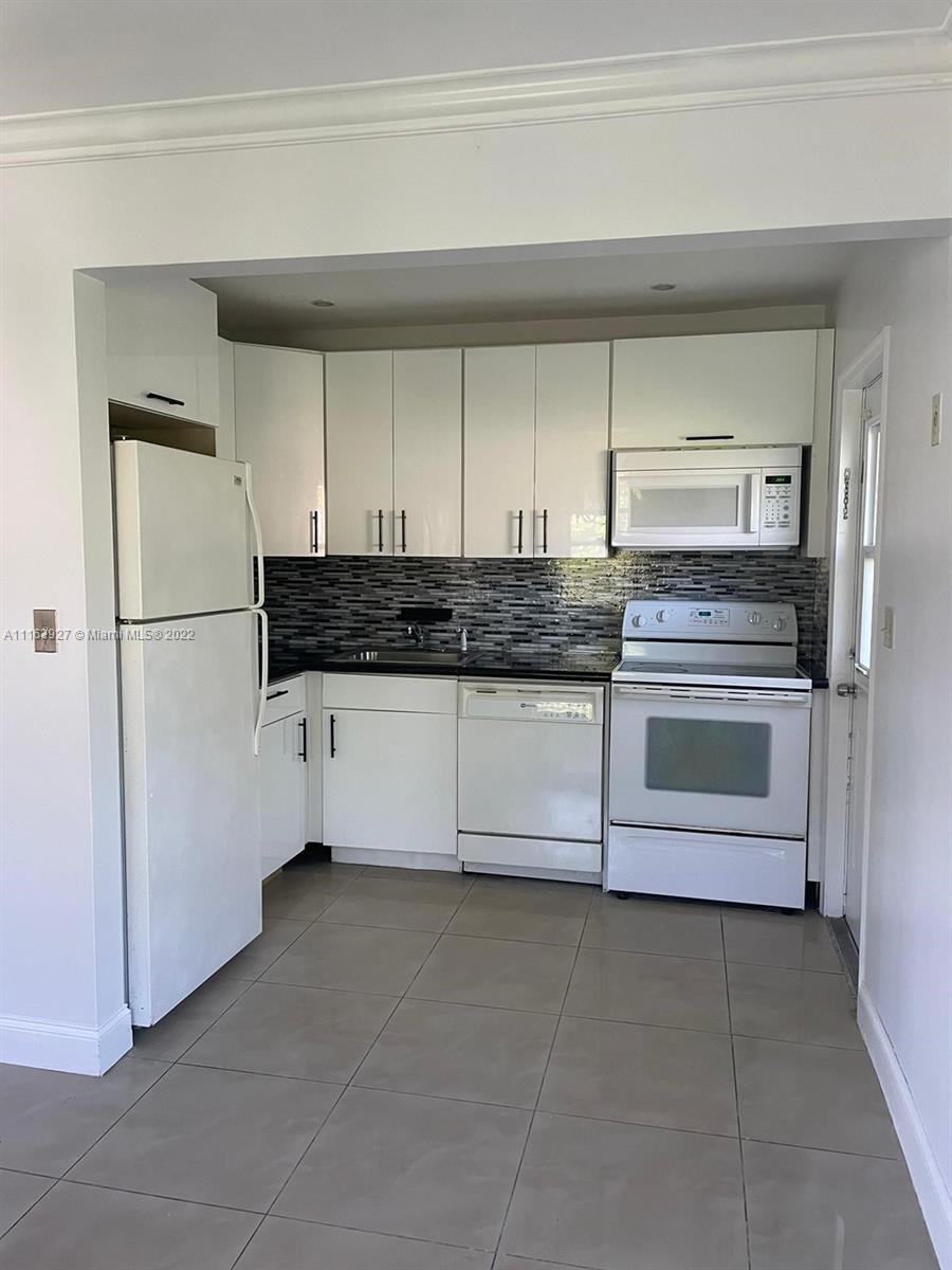 HOLLYWOOD LITTLE RANCHES - Residential Lease