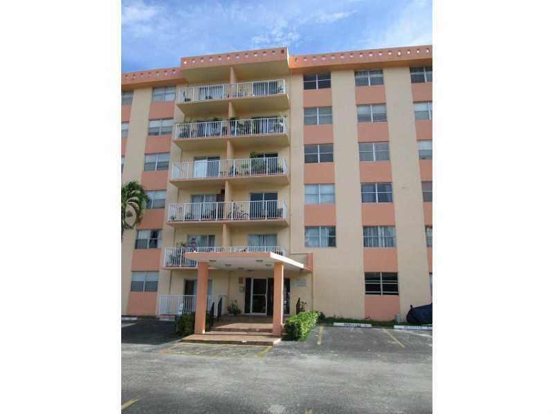 Beautiful big apartment in the heart of north miami, recently white painted , up grated kitchen .looking lagoon