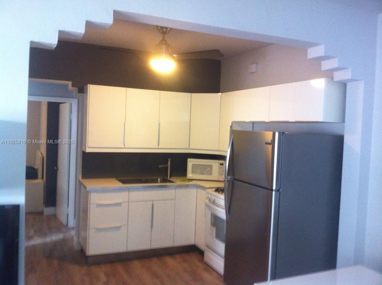 THE LESLIE CONDO - Residential