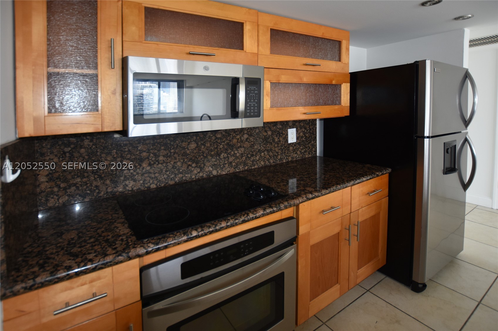 Great and bright unit in exclusive Brickell Key with gorgeous skyline views of Miami. This is a split plan, with new high-impact windows installed and tile throughout. Open kitchen, granite countertop, stainless steel appliances. Numerous amenities, gym, salt water pool, tennis, convenience store, racquetball, and valet parking. Close to the best restaurants, beaches, concerts, etc.
