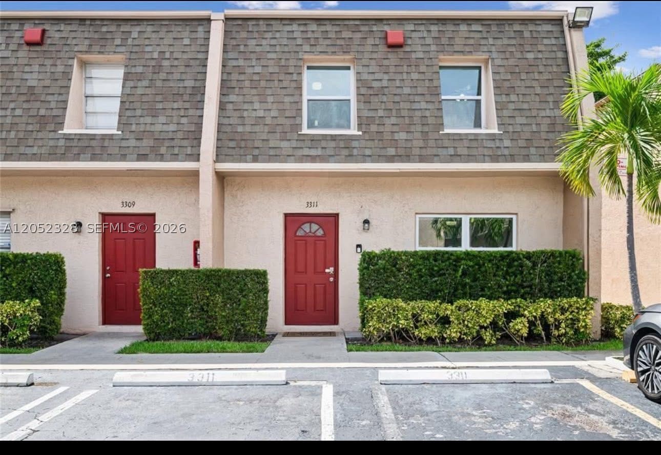 TWO FLOORS BLUE LAKE 4 BED AND 2, 5 BATH TOWNHOUSE. THIS BEAUTIFUL HOME FEATURES OPEN FLOOR PLAN, LARGE KITCHEN, STAINLESS APPLIANCE, 2 CAR SPACE IN FRONT OF THE HOUSE AND VERY COZY FLORIDA ROOM. LOW MAINTENANCE. COMMUNITY OFFERS TENNIS COURT, GYM AND HEATED POOL. GREAT LOCATION, 5 MINUTS FROM THE I-95, RESTAURANS AND SHOPPING.