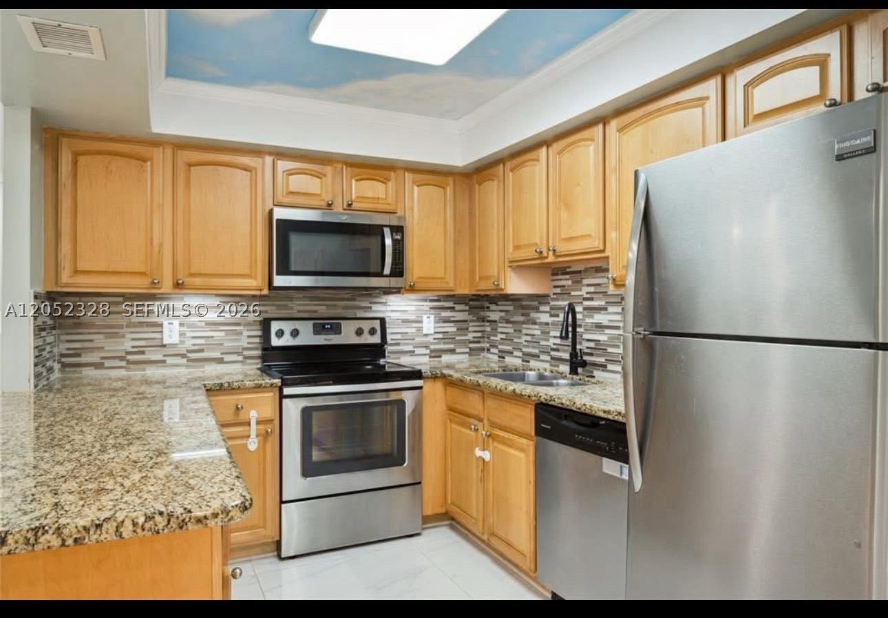 BLUE LAKE TOWNHOUSES COND - Residential