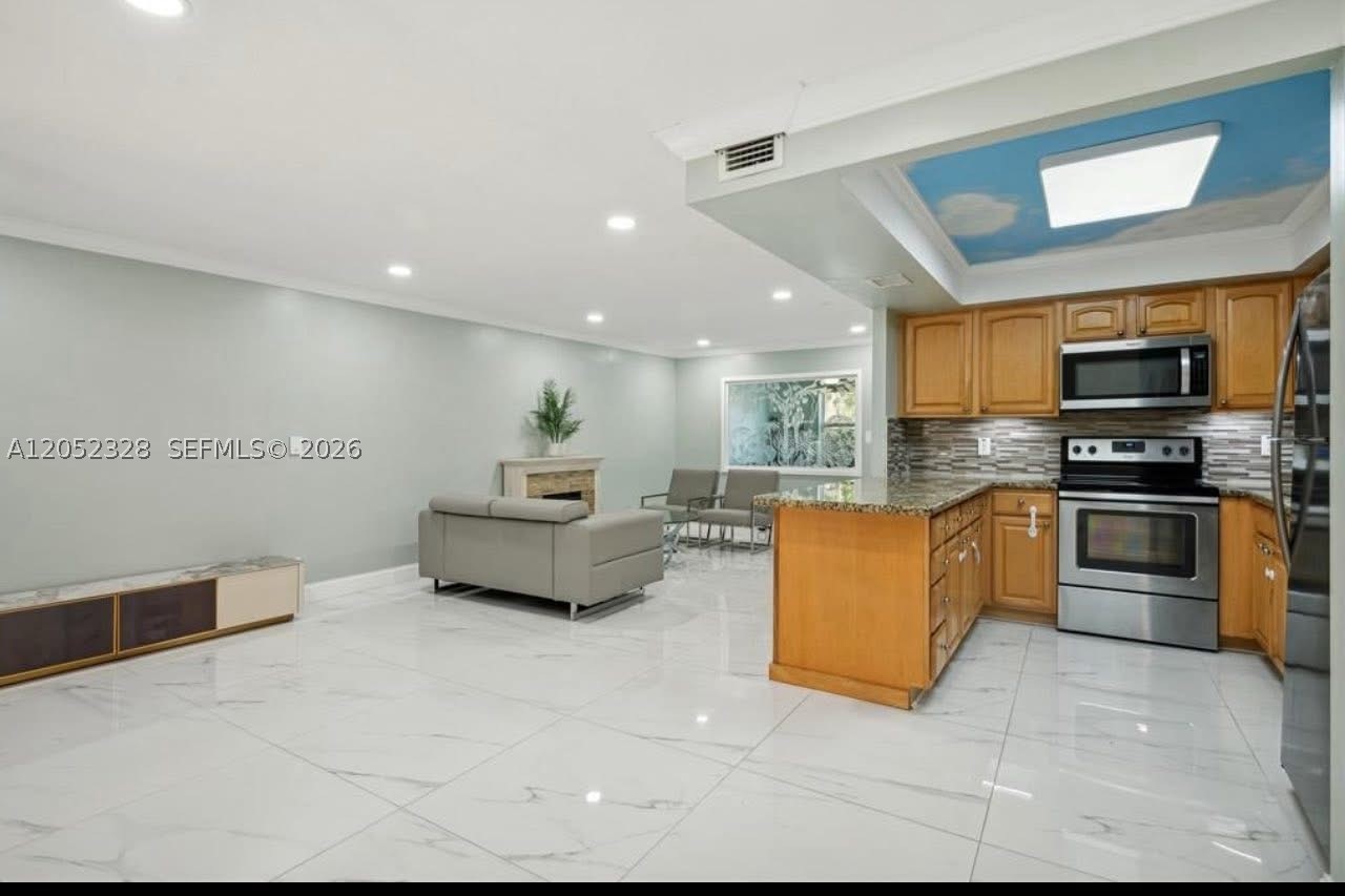 BLUE LAKE TOWNHOUSES COND - Residential