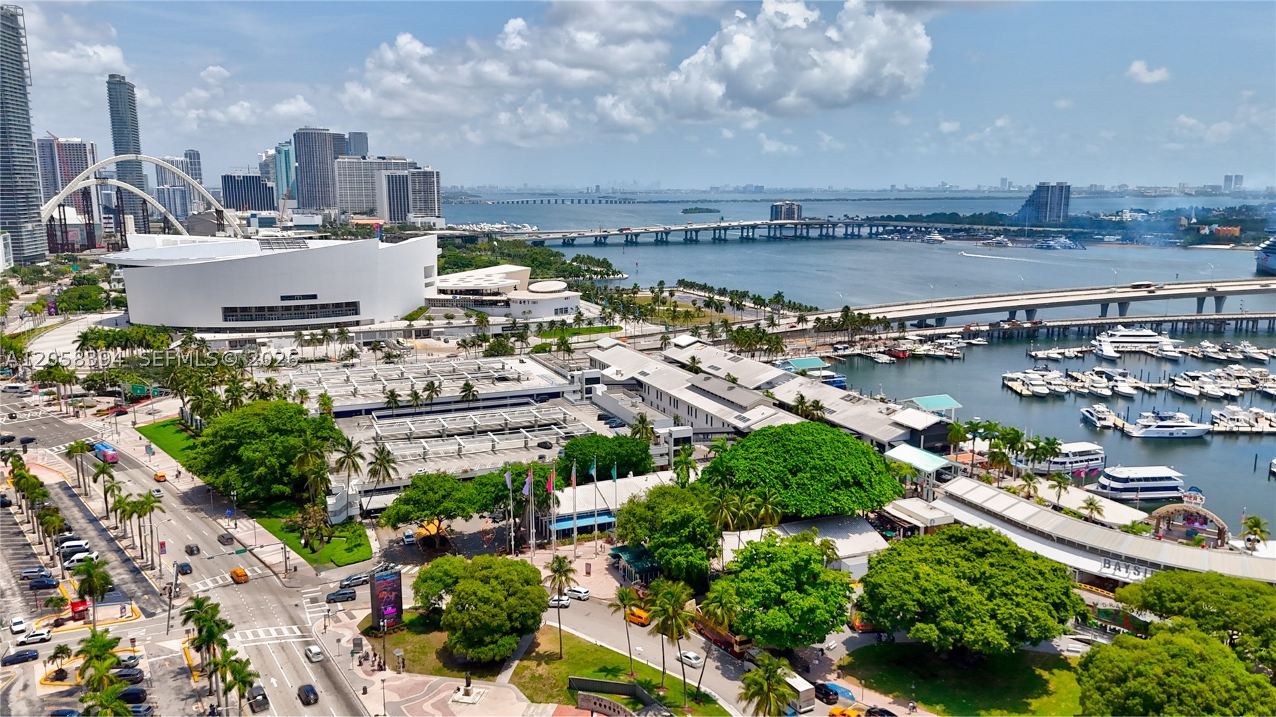 This beautiful one bedroom unit in Vizcayne is the perfect place to call home. This condo features modern amenities and a great view to Miami's intercoastal.