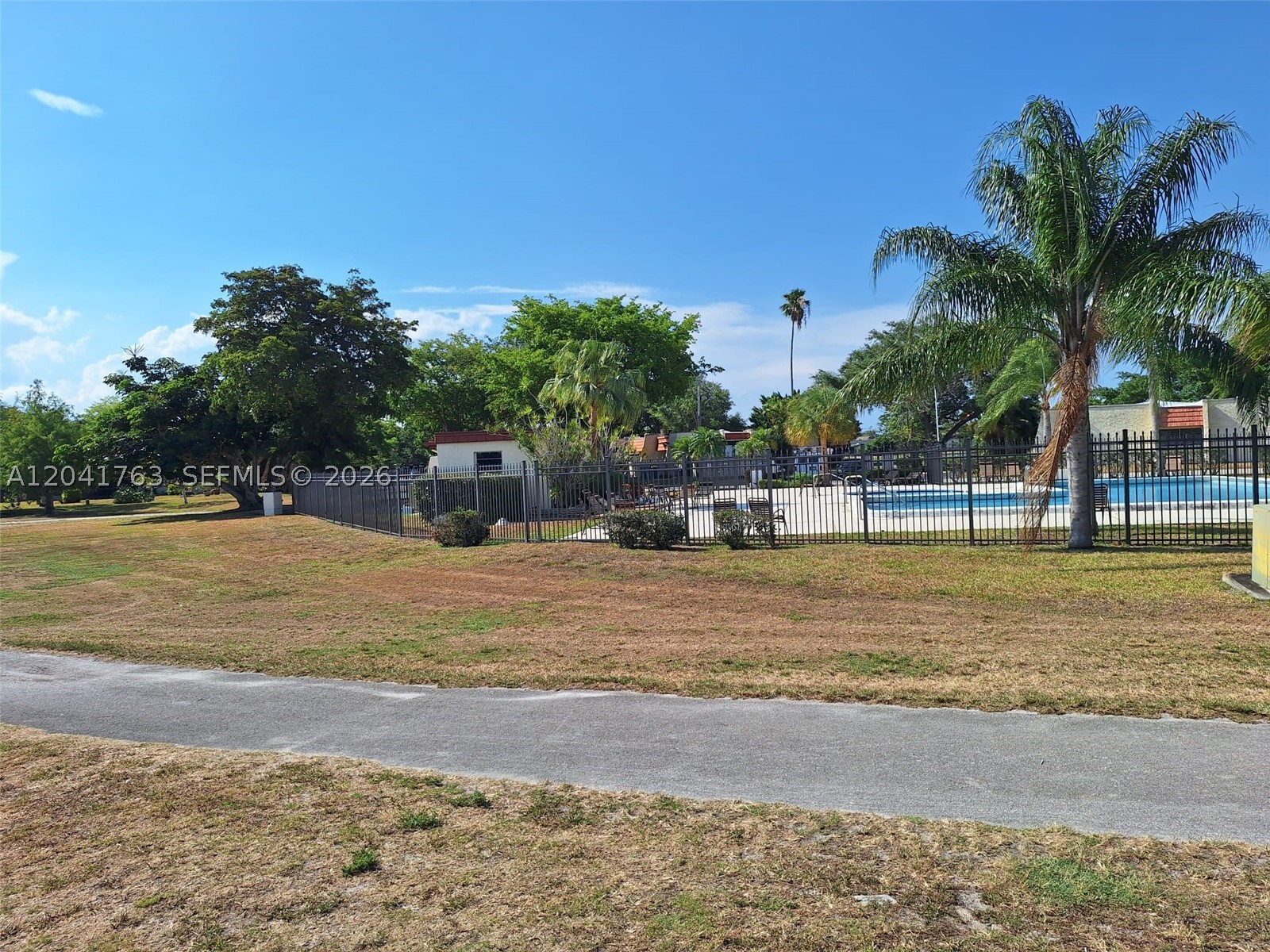 SPYGLASS CONDOMINIUM 1 - Residential Lease