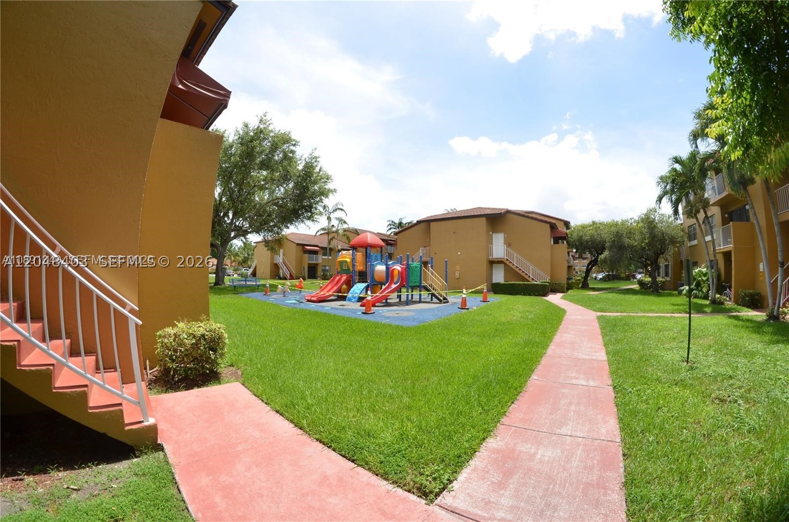 THE COURTS AT KENDALL CON - Residential