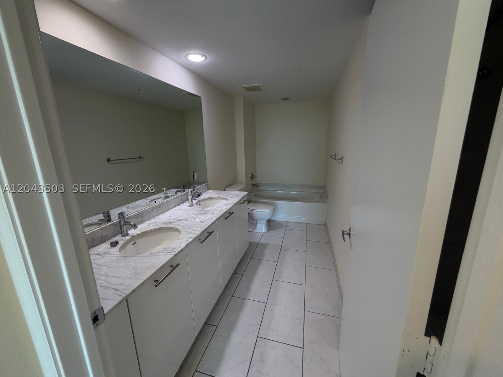 THE PLAZA 901 BRICKELL CO - Residential Lease