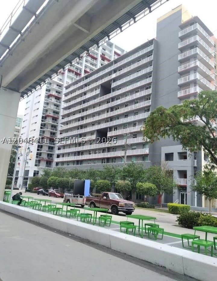 WALK TO MARY BRICKELL VILLAGE,TO BRICKELL CENTER CITY CENTER A BLOCK AWAY WITH MOVIE THEATERS,CLOSE TO MANY GREAT RESTAURANTS , BARS AND STORES,,LOCATION,,,,LOCATION,,,,LOCATION, BUILDING IS ACROSS FROM PUBLIX SUPERMARKET , METRO STATION RAIL,CLOSE TO THE BEACH ,15 MIN TO THE MIAMI INTERNATIONAL AIRPORT. DON'T MISS THIS GREAT 3 BED 2 BATH ,COMPLETELEY REMODEDEL , UNIT HAS UPGRADED FINISHES LIKE NEW STAINLESS STEEL APPLIANCES , LIKE NEW BATH AND KITCHEN