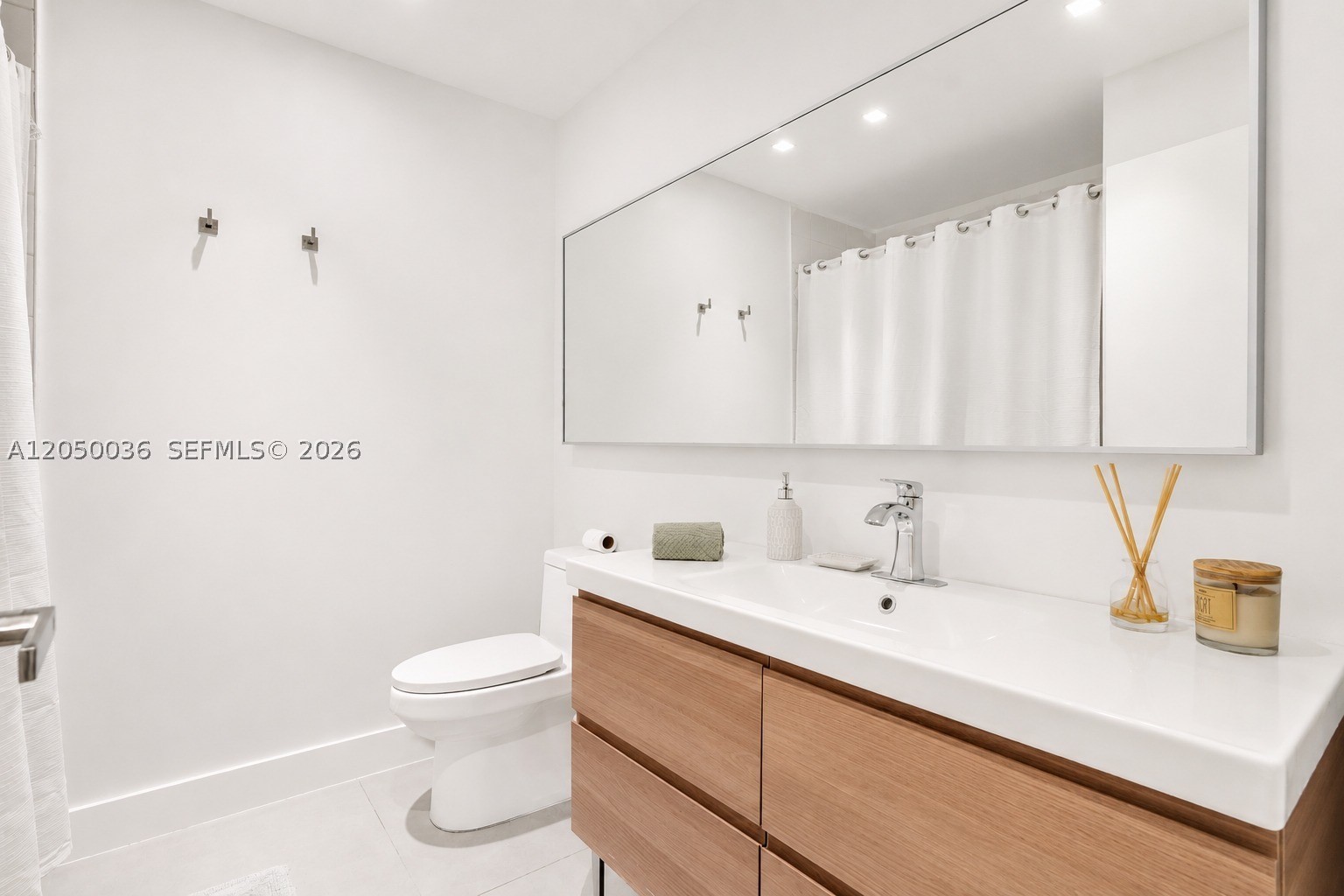 SKY LAKE VILLAS FIRST ADD - Residential