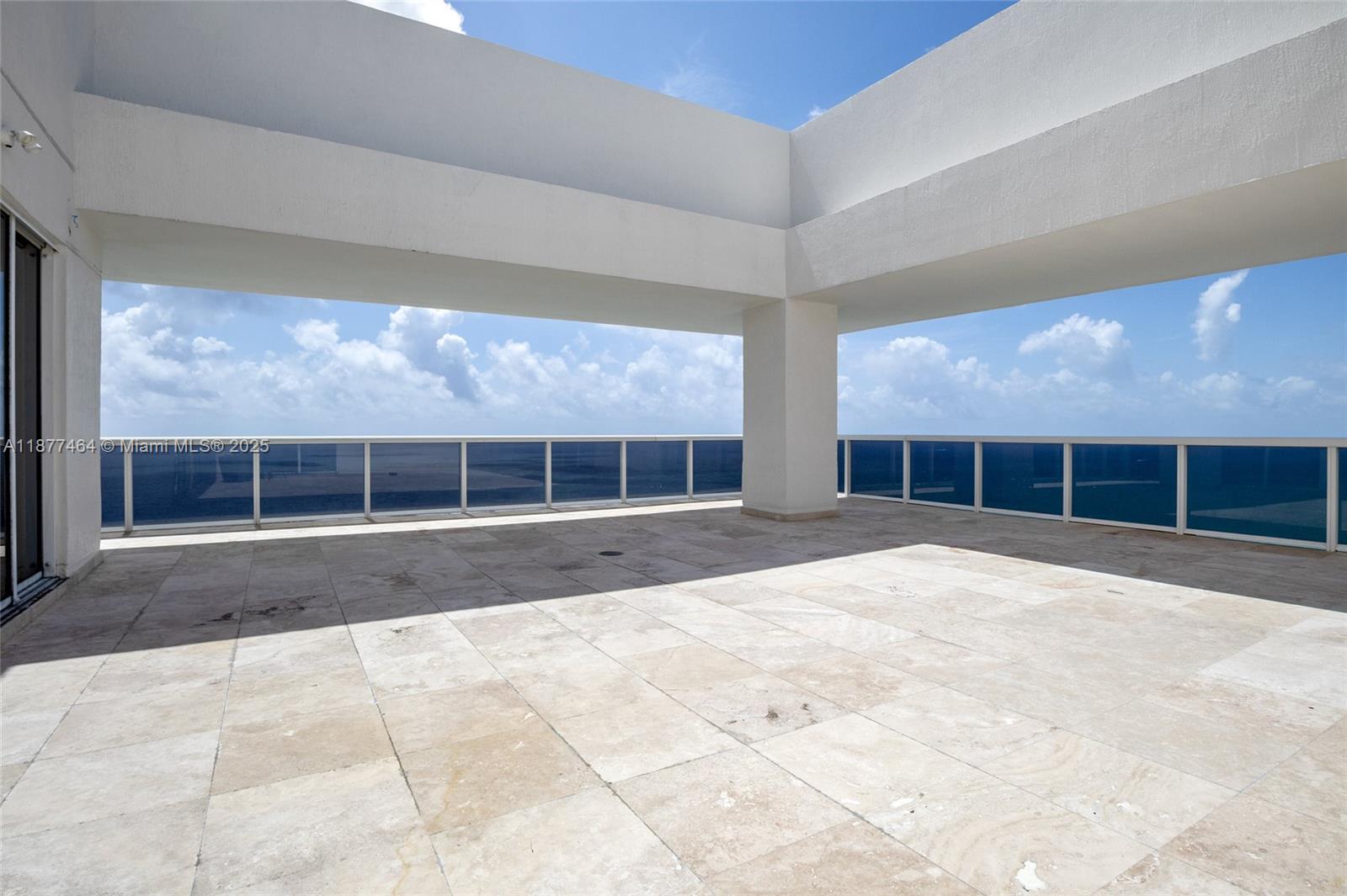 BEACH CLUB II - Residential