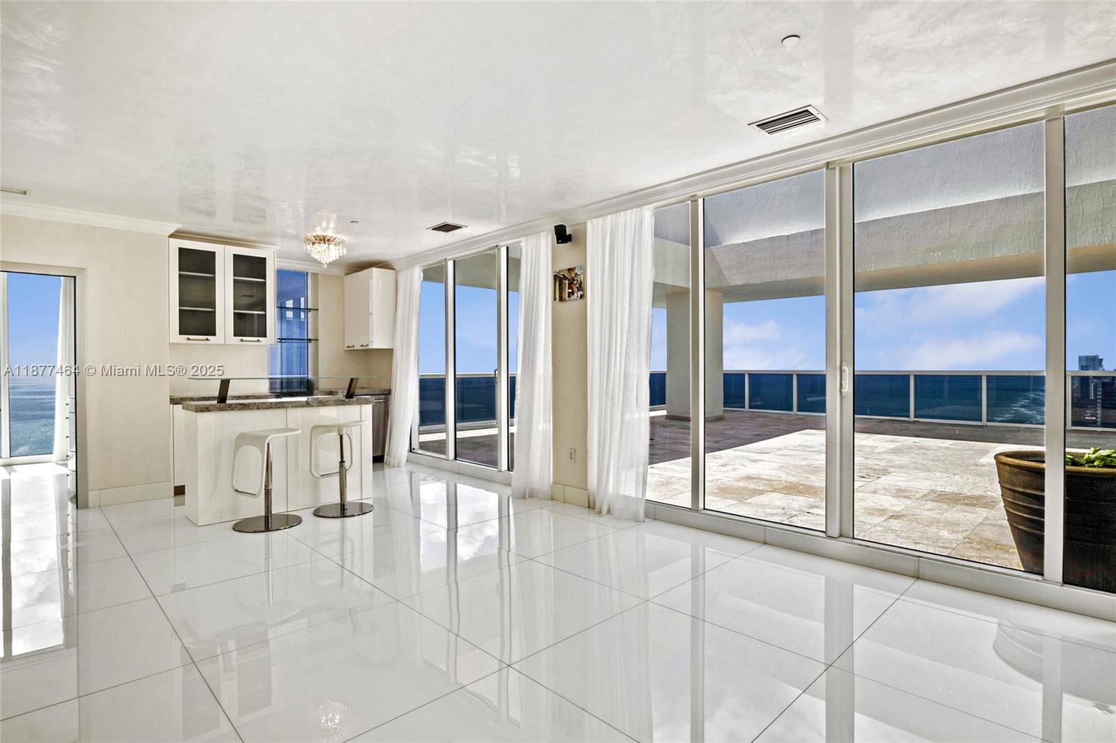 BEACH CLUB II - Residential