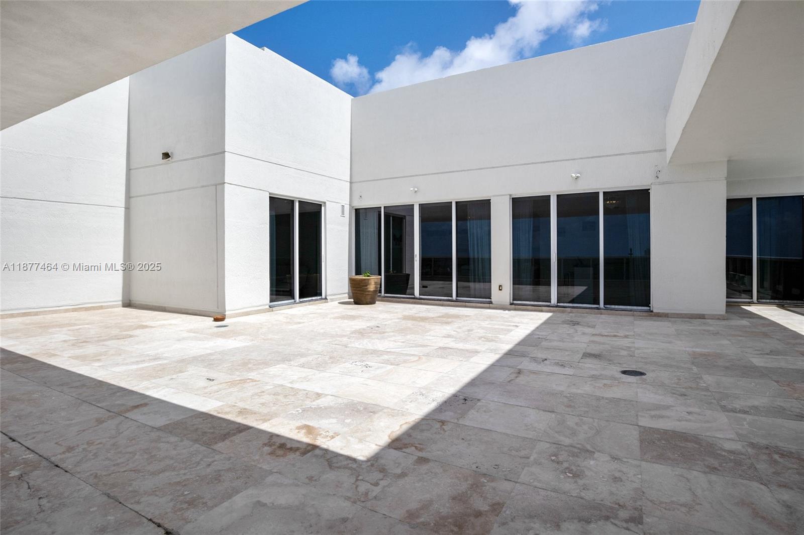 BEACH CLUB II - Residential
