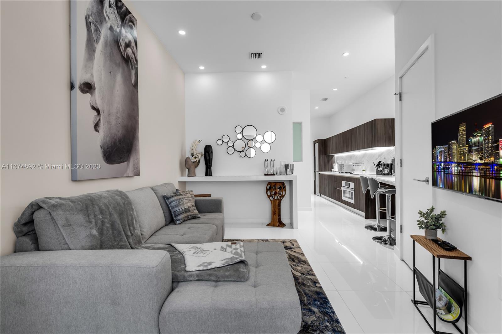 PARAMOUNT MIAMI WORLDCENT - Residential Lease