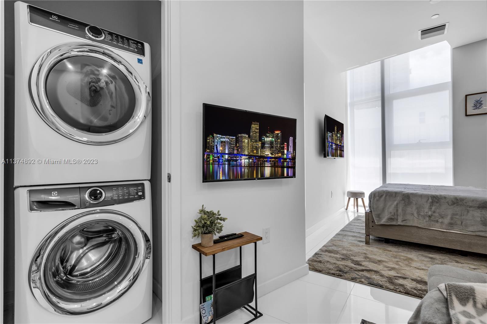 PARAMOUNT MIAMI WORLDCENT - Residential Lease