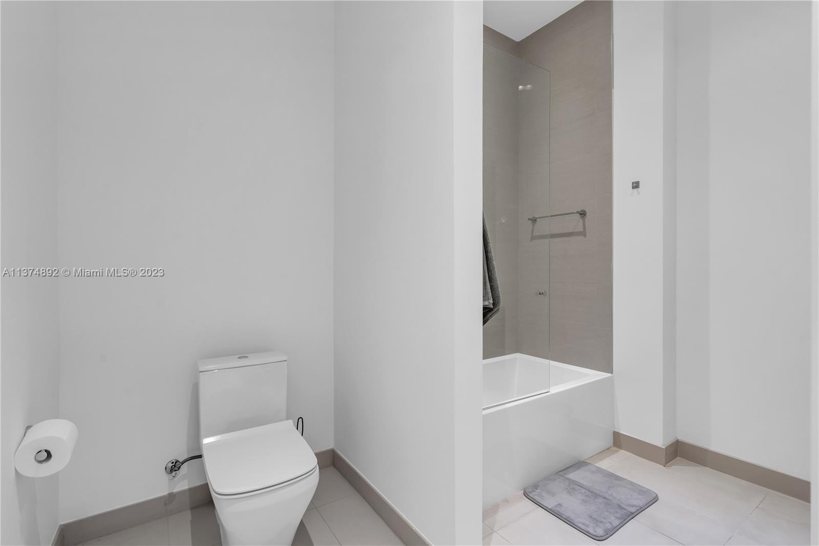 PARAMOUNT MIAMI WORLDCENT - Residential Lease